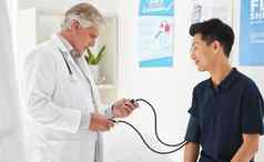 工具测试拍摄成熟的医生监控病人血压力医院