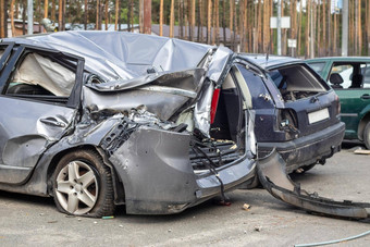 破碎的车交通事故停车很多修复站车身体损害车间在户外出售保险汽车事故街车碰撞城市