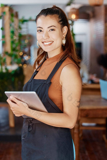年轻的拉美裔业务老板无线平板电脑零售商店肖像微笑企业家站餐厅在线数字设备年轻的业务老板