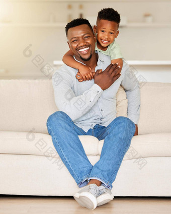 可爱的非洲美国男孩拥抱<strong>父亲</strong>放松沙发首页有爱心的男人。爱的儿子感觉特殊的<strong>父亲</strong>一天单父支出质量时间<strong>孩子</strong>