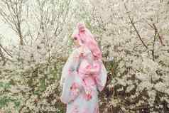 肖像年轻的欧洲女人穿和服亚洲美樱桃花朵花见观光日本概念