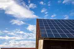 太阳能面板屋顶房子水平取向蓝色的天空能源概念