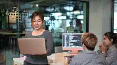 亚洲女团队领袖站办公室软件开发人员团队工作背景
