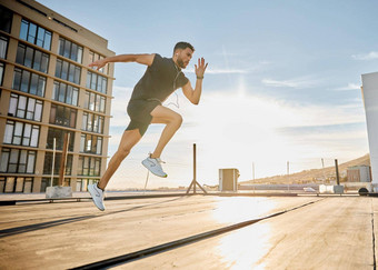 不要打击健身房定期锻炼日常拍摄运动年轻的男人。屋顶锻炼