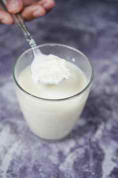 玻璃奶油牛奶表格奶油牛奶
