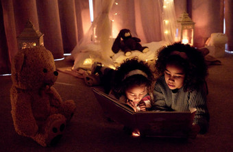 开<strong>放心</strong>开放书拍摄可爱的女孩阅读书房间晚上