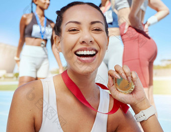 特写镜头肖像混合比赛运动女人显示黄金金牌竞争体育事件微笑适合活跃的拉丁美洲人运动员感觉骄傲赢得运行比赛