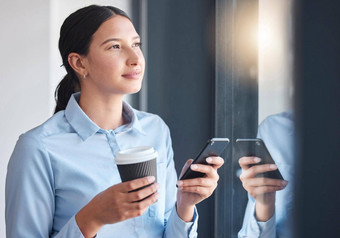 女商人<strong>思考</strong>视图窗口<strong>喝咖啡</strong>连接在线应用程序业务专业采取打破发短信智能手机