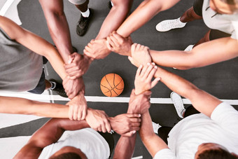 运动员显示信任站曼联但表达团队精神手加入挤在篮球游戏运动员持有手腕挤作一团支持团结体育匹配