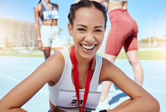 特写镜头肖像混合比赛运动女人金牌竞争体育事件微笑适合活跃的拉丁美洲人运动员感觉骄傲赢得运行比赛跟踪跑步者实现目标