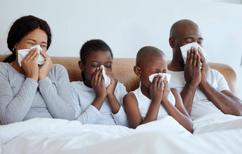 流感季节拍摄家庭吹鼻子生病的首页
