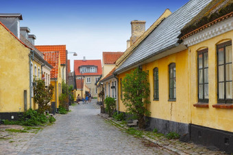 黄色的房子位于德拉格丹麦小古老的房子<strong>历史</strong>城市小巷黄色的画房子<strong>红色</strong>的屋顶鹅卵石街道建传统的丹麦风格