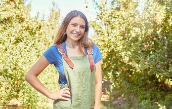 女农场工人果园站水果农场收获季节肖像年轻的微笑农民水果树阳光明媚的一天农业行业日益增长的新鲜的生产