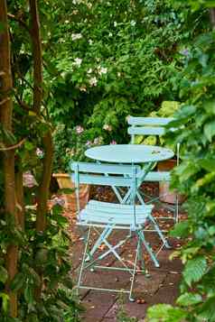 绿色金属椅子表格宁静和平私人院子里首页后院夏天一天小户外天井家具集座位空宁静的花园新鲜的植物