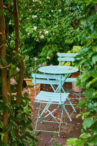 绿色金属椅子表格宁静和平私人院子里<strong>首页</strong>后院夏天一天小户外天井<strong>家具</strong>集座位空宁静的花园新鲜的植物
