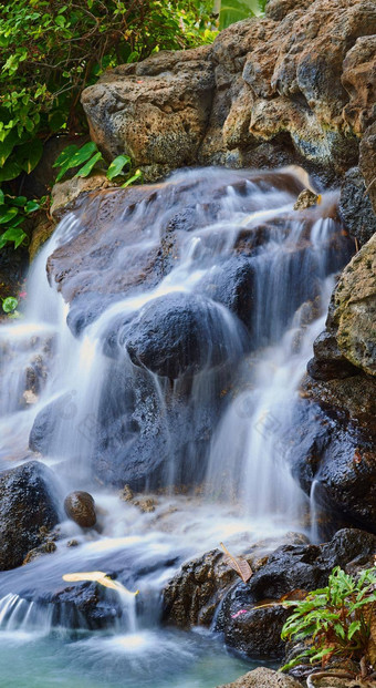 宁静池塘瀑布岩石景观小自然春天清晰的池山小道放松和平自然场景平静背景水流动石头