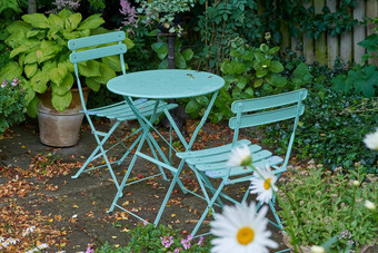 椅子表格开花植物公园私人天井在户外空座位郁郁葱葱的绿色花园放松享受野餐新鲜的无压力一天自然春天