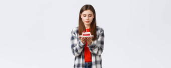 人生活方式假期庆祝活动情绪概念梦幻有吸引力的生日女孩女人庆祝生日使基斯蜡烛蛋糕白色背景