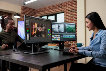 有创意的机构专业视频编辑器坐着桌子上专业软件
