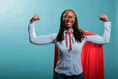 骄傲艰难的年轻的成人超级英雄女人显示empowerement勇敢