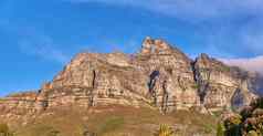 低角视图表格山明亮的蓝色的天空岩石山峰南非洲风景优美的景观远程徒步旅行位置阳光明媚的一天旅行探索自然冒险