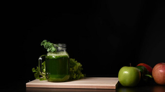 绿色蔬菜奶昔玻璃蔬菜水果木表格