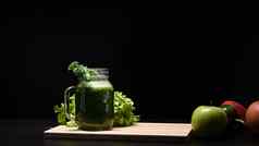 绿色蔬菜奶昔玻璃蔬菜水果木表格