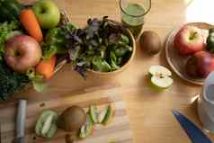 视图成分健康的食物新鲜的蔬菜水果木表格