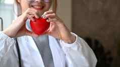 心脏病专家持有红色的心形状手医疗保健医疗概念