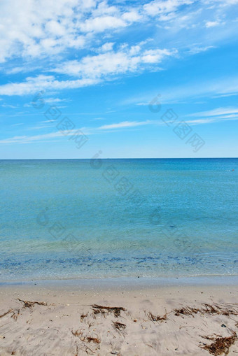 复制空间海蓝色的天空背景平静海洋波空海滩风景优美的景观放松<strong>夏天</strong>假期多云的天空清洁水<strong>海滨</strong>