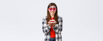 人生活方式假期庆祝活动情绪概念快乐的可爱的女孩眼镜持有生日蛋糕庆祝生日使打击基斯蜡烛白色背景
