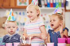 方使孩子们感觉额外的特殊的拍摄学前教育孩子们庆祝生日类