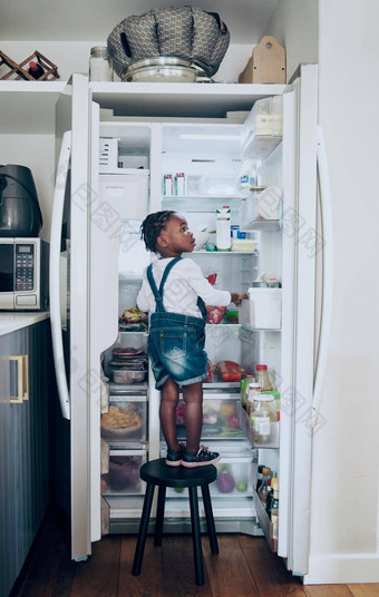 零食时间拍摄蹒跚学步的采取食物冰箱首页