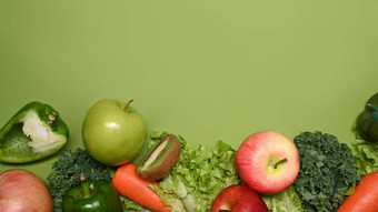 新鲜的蔬菜水果绿色背景健康的食物概念