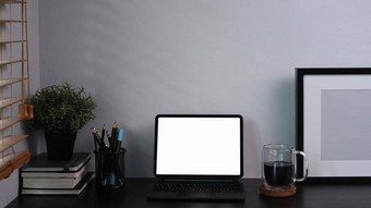 前面视图电脑平板电脑书咖啡杯图片框架黑色的表格
