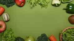 新鲜的各种各样的水果蔬菜绿色背景健康的食物概念