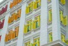 色彩斑斓的窗户建筑新加坡