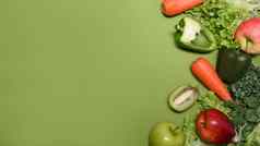 色彩斑斓的蔬菜水果绿色背景复制空间健康的食物概念