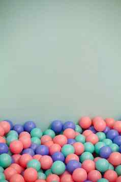 色彩斑斓的球孩子室内玩地面