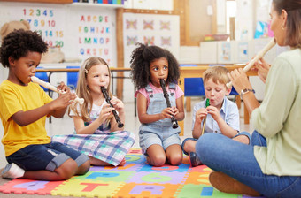 爱学习音乐的仪器拍摄孩子们学习音乐的仪器类