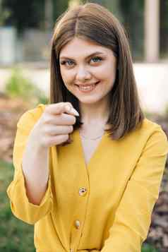 嘿欧洲ukraininan女孩指出指数手指相机邀请手手势年轻的少数民族快乐女人调用显示说话身体语言