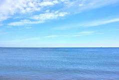 复制空间海多云的蓝色的天空背景平静海洋波空海滩帆船巡航地平线风景优美的风景如画的景观视图和平夏天假期