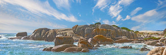 全景海视图营地湾角小镇南非洲巨石岩石蓝色的天空复制空间海洋波洗粗糙的岩石海<strong>滩海</strong>岸旅行旅游海外在国外