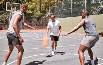 非洲美国但玩篮球法院在户外黑色的男人。运动朋友运动集团篮球球员竞争匹配游戏娱乐有趣的
