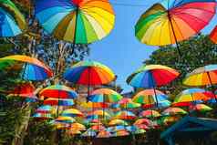 背景色彩斑斓的彩虹伞街装饰