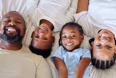 快乐非洲美国家庭放松成键首页哥哥妹妹支出时间父母父母显示微笑白色牙齿孩子们