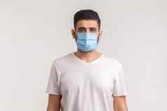 男人。穿卫生面具防止感染机载呼吸疾病