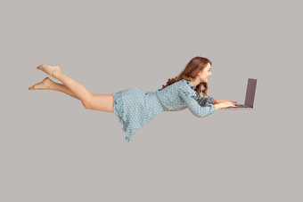 徘徊空气快乐快乐的女孩莱夫衣服悬浮移动PC打字键盘阅读好新闻消息
