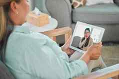 健康的心资产拍摄心理学家坐着数字平板电脑在线咨询病人