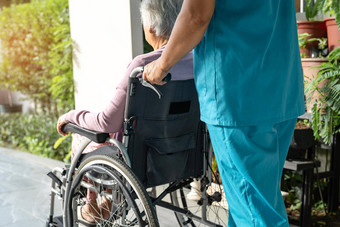 照顾者<strong>护理</strong>亚洲高级上了年纪的夫人女人病人坐着轮椅斜坡<strong>护理</strong>医院健康的强大的医疗概念